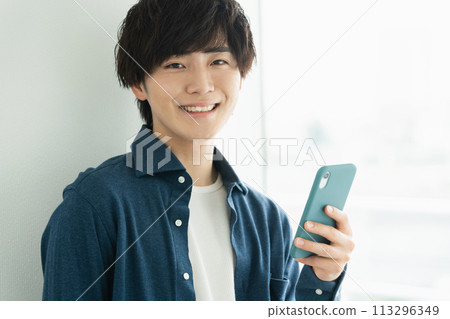 A man with a smartphone 113296349