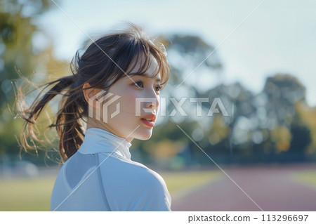 在公園裡慢跑的女人 113296697