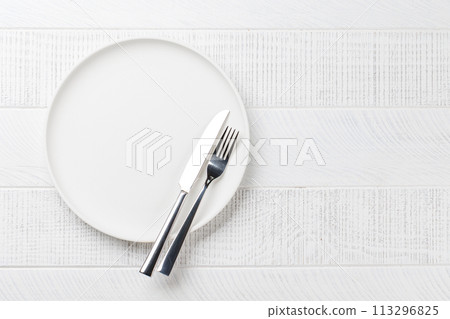 Empty plate on wooden table, overhead view 113296825