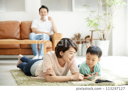 與父母和孩子一起閱讀客廳 113297127