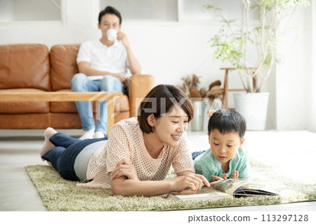 Reading with parents and children Living room 113297128