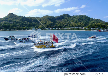 [Ogasawara] Seeing off the Ogasawara Maru 113297149