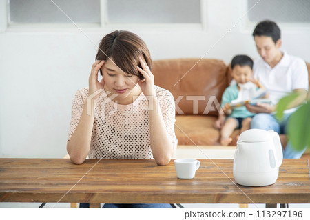 家庭主婦孤獨憂慮 113297196