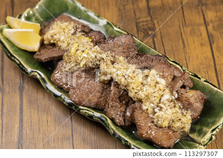 Grilled beef tongue 113297307