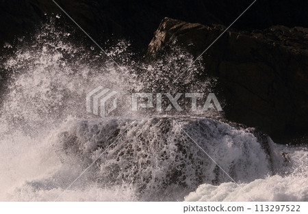 Waves crashing on the reef Waves crashing on the reef 113297522