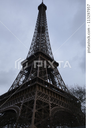 Eiffel Tower under a cloudy winter sky Eiffel Tower under a cloudy winter sky 113297957