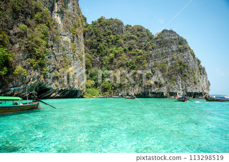 Spectacular views of the Phi Phi Islands, accessible from Phuket Spectacular views of the Phi Phi Islands, accessible from Phuket 113298519
