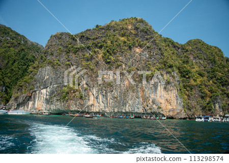 Spectacular views of the Phi Phi Islands, accessible from Phuket Spectacular views of the Phi Phi Islands, accessible from Phuket 113298574