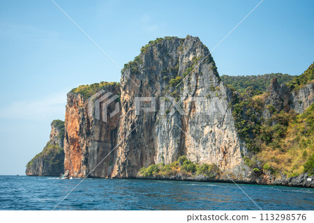 Spectacular views of the Phi Phi Islands, accessible from Phuket Spectacular views of the Phi Phi Islands, accessible from Phuket 113298576