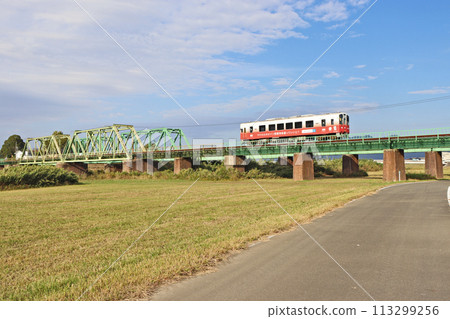 Heisei Chikuho Railway's Kama River Bridge and train crossing the Onga River in Kurate District, Fukuoka Prefecture 113299256