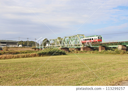 福岡縣倉手郡平成築東卡馬河大橋和橫跨遠賀川的車輛 113299257