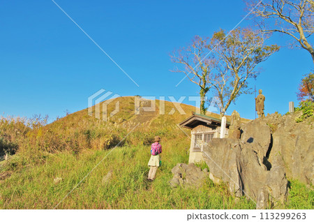 Karst plateau Hiraodai where Japanese pampas grass grows in Kitakyushu City, Fukuoka Prefecture Karst plateau Hiraodai where Japanese pampas grass grows in Kitakyushu City, Fukuoka Prefecture 113299263