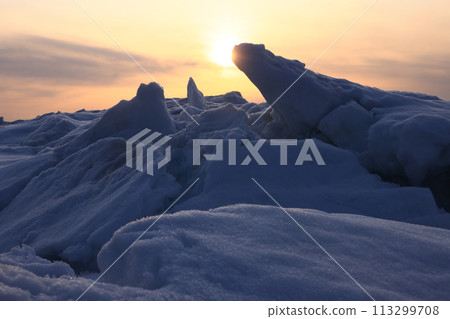 The sun setting on the drift ice of the Okhotsk Sea in Hokkaido 113299708