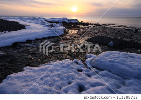 Winter scenery of Onnebetsu Coast, Hokkaido Winter scenery of Onnebetsu Coast, Hokkaido 113299712