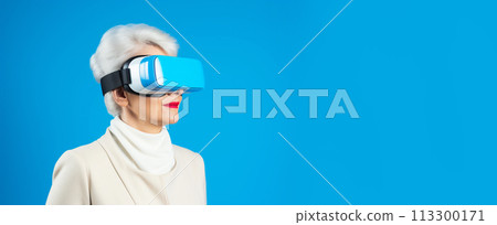 Senior woman using virtual reality headset on...-插圖素材 [113300171] - PIXTA圖庫