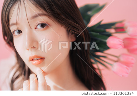 woman with tulip flowers 113301384