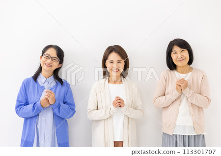 Female casual senior 3 people 113301707