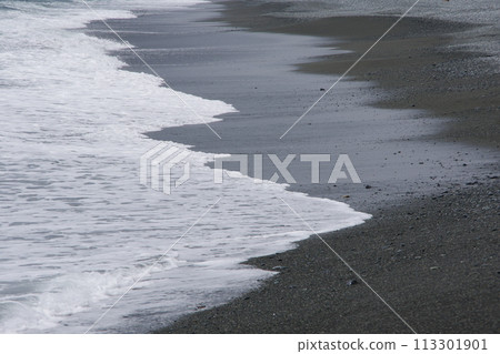 海浪沖向海灘 113301901