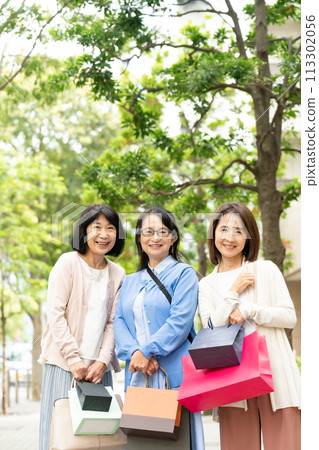 Senior woman shopping Senior woman shopping 113302056