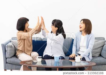 看電視的高級婦女 113302108