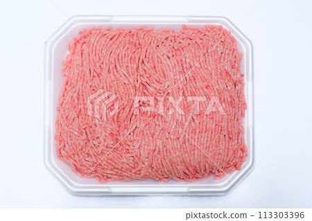 在白色背景上拍攝的碎肉 在白色背景上拍攝的碎肉 113303396