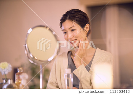 中年婦女夜間護膚 113303413