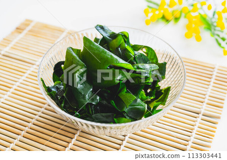 Sashimi wakame seaweed 113303441