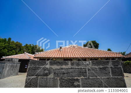 Okinawa Prefecture, Taketomi Island: Ryukyu red tile house with Himpun (stone wall) Okinawa Prefecture, Taketomi Island: Ryukyu red tile house with Himpun (stone wall) 113304001