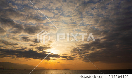 夕陽在傍晚的天空和許多雲彩中落下 夕陽在傍晚的天空和許多雲彩中落下 113304505