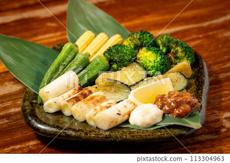 美味的炭烤西蘭花和蔬菜 美味的炭烤西蘭花和蔬菜 113304963