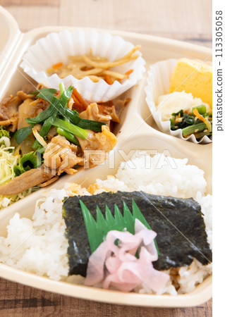 海藻便當搭配美味的豬肉烤肉 海藻便當搭配美味的豬肉烤肉 113305058