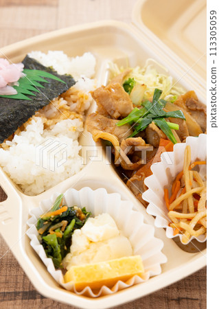 A seaweed bento with delicious pork bulgogi 113305059