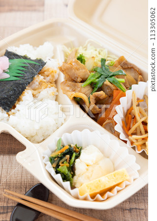 A seaweed bento with delicious pork bulgogi A seaweed bento with delicious pork bulgogi 113305062