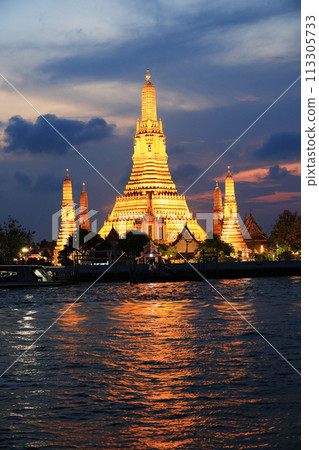 Pagoda waiting for the sunrise 113305733