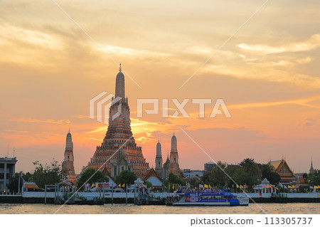 Pagoda waiting for the sunrise 113305737