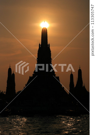 Pagoda waiting for the sunrise 113305747