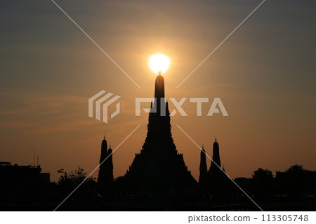 Pagoda waiting for the sunrise 113305748