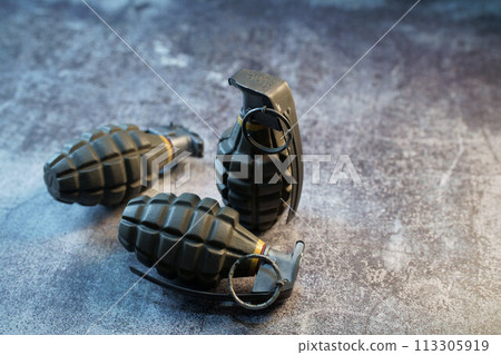 美軍手榴彈Mark II菠蘿混凝土背景美軍手榴彈mk 113305919