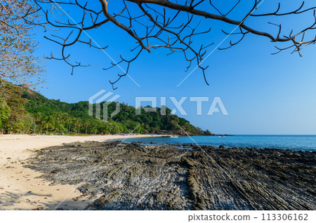 landscape of Farang Beach or Charlie Beach, there are many rock on the sandy beach. Trang Thailand landscape of Farang Beach or Charlie Beach, there are many rock on the sandy beach. Trang Thailand 113306162