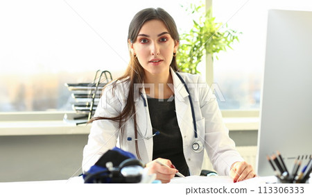 Female medicine doctor hand holding silver pen 113306333