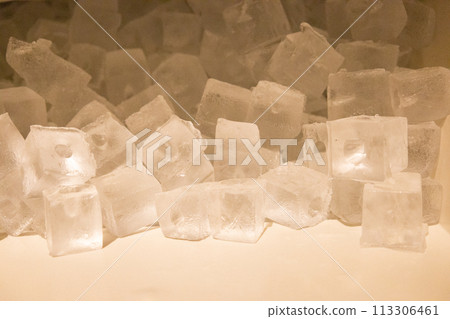 Lots of square ice made in the ice makers of large commercial freezers in hotels, restaurants, and family restaurants (Tokyo) 113306461