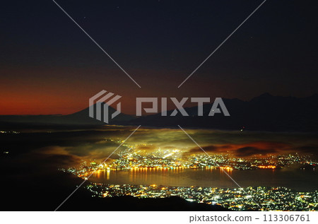 Lake Suwa and Mt. Fuji before dawn as seen from Takabocchi Plateau 113306761