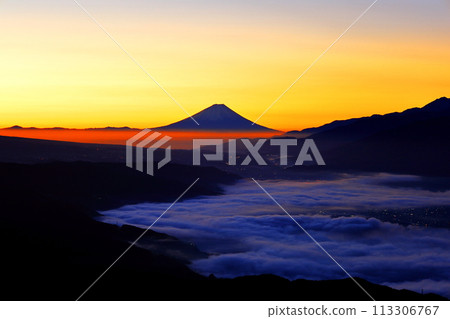 Mount Fuji over Lake Suwa, surrounded by a sea of clouds, as seen from Takabocchi Plateau 113306767
