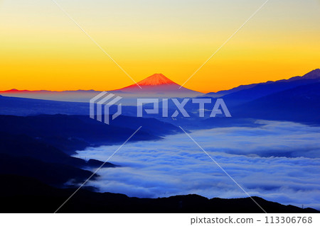 Mt. Fuji dyed red over Lake Suwa surrounded by a sea of clouds/Takabocchi Plateau, Shiojiri City, Nagano Prefecture 113306768