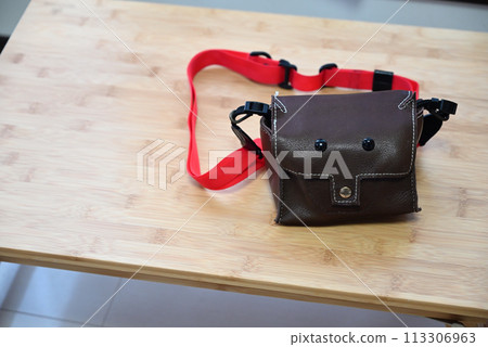 採用皮革工藝製成的皮革相機包 113306963