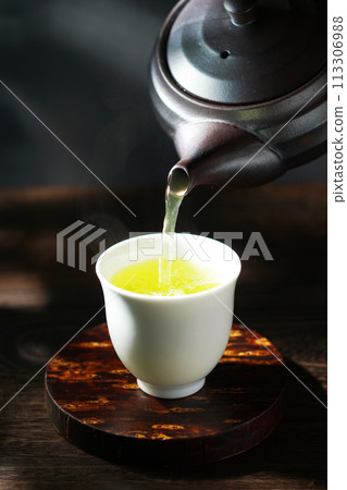 綠茶倒入茶壺中 綠茶倒入茶壺中 113306988