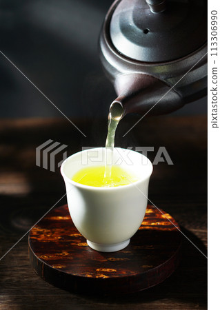 綠茶倒入茶壺中 綠茶倒入茶壺中 113306990