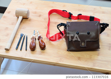 採用皮革工藝製成的皮革相機包和工具 採用皮革工藝製成的皮革相機包和工具 113307016