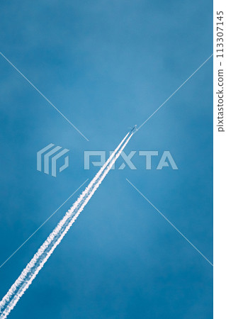 Contrail In Blue Sky. Plane In Sunny Sky Background. Airplane Aircraft In Sky With Trails 113307145