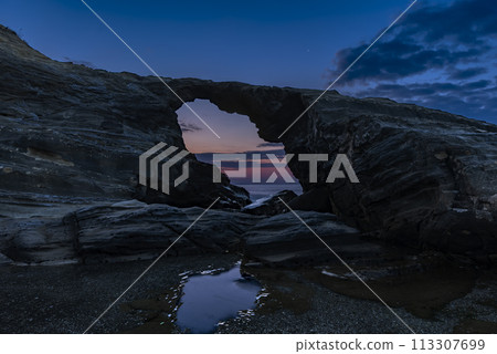 Sunrise at Umanose Cave Gate, Jogashima Park, Miura City, Kanagawa Prefecture 113307699